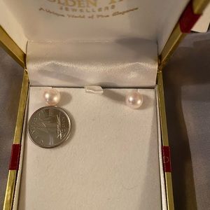 Pearl stud earrings*new